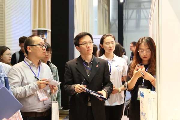 1524460164260342.jpg 2.设计学院副院长韩挺教授担任评委.JPG